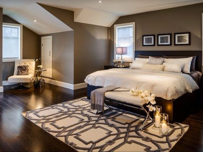 chambre en couleur crème et gris, mur taupe, tapis géométrique, plancher en bois