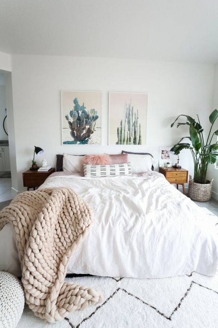 tapis marocain, plaid tricoté, lit en blanc, peintures de cactus, pots de fleurs