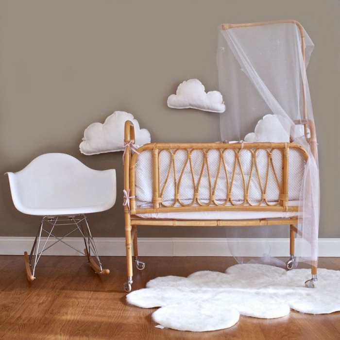 exemple déco de la chambre bébé aux murs taupe avec accessoires blancs et lit à barreaux de bois clair, idée déco chambre bébé mixte