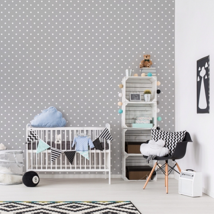 comment aménager la chambre bébé garçon en style scandinave avec objets aux motifs géométriques, tapis et coussins blanc et noir 