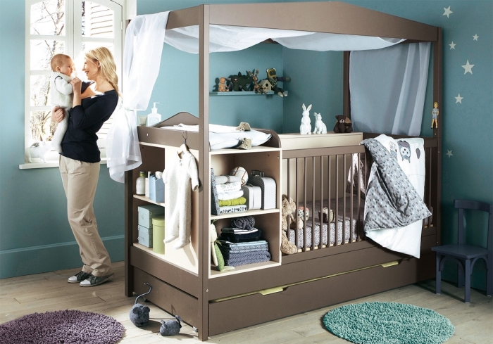 murs gris foncé pour la deco chambre bebe neutre avec une fenêtre blanche et un modèle de lit pratique avec rangements