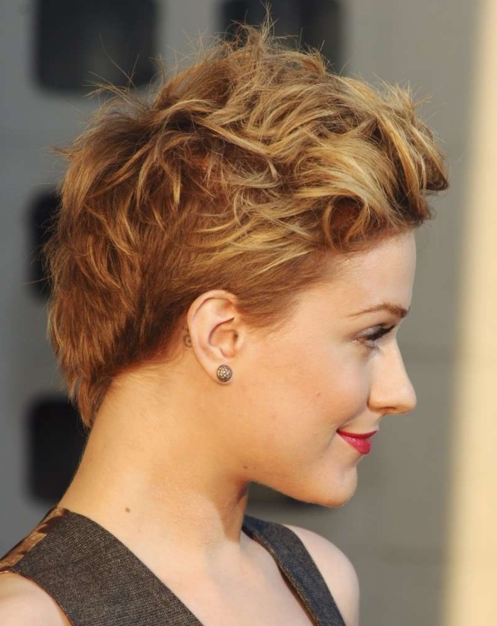 couleur de cheveux naturelle châtain foncé avec pointes éclaircies de nuance blonde miel, coupe de cheveux court femme