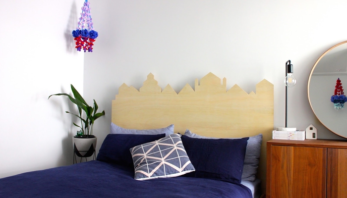 une silhouette de ville découpée dans une tete de lit bois en panneau de contreplaqué pour personnaliser sa déco de chambre à coucher