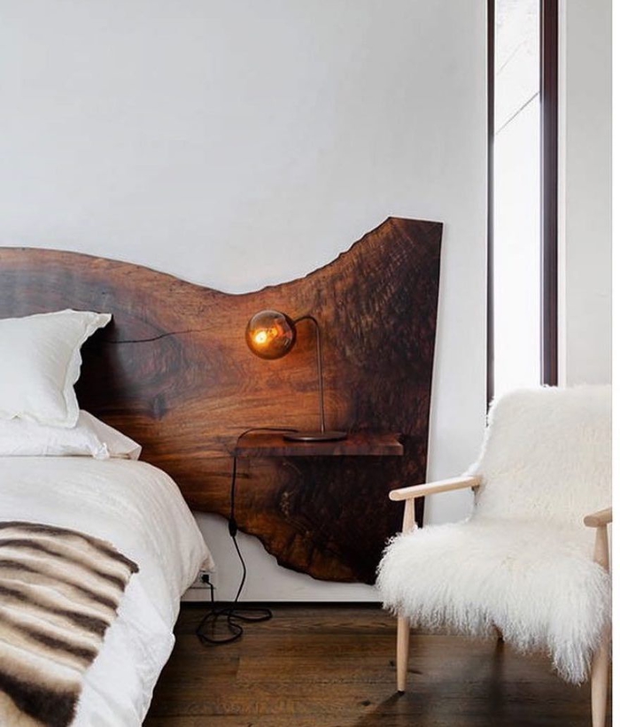 une chambre à coucher cocooning d'esprit nordique avec tete de lit bois brut pour un accent naturel fort