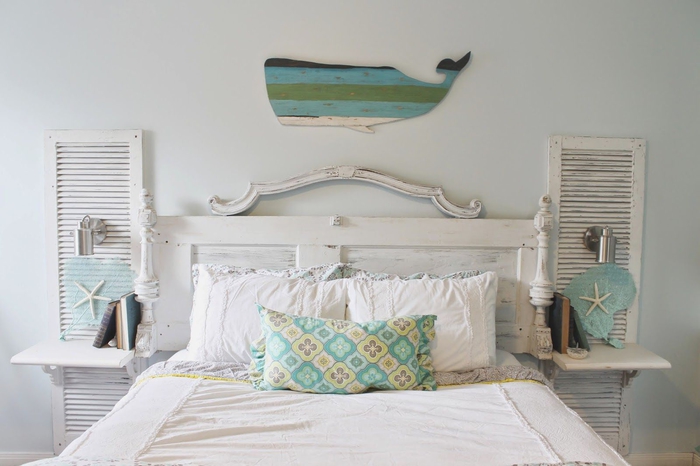 chambre à coucher style bord de mer en blanc et vert d'eau, et d'une ambiance récup, idée pour une deco tete de lit d'esprit récup en persiennes recyclées