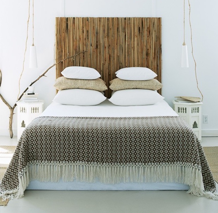 déco ethnique chic épurée avec une tete de lit en bambou , des tables de chevet marocaines et une palette de couleurs neutres