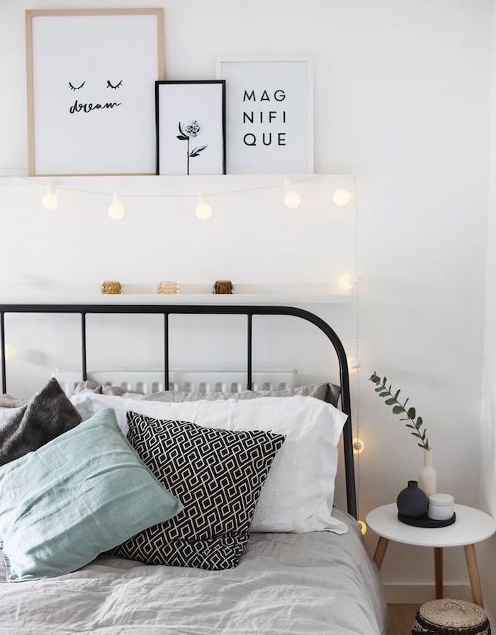modele de tete de lit a faire soi meme en guirlande lumineuse boule, lit metallique noir, linge de lit blanc et coussins décoratifs en noir, blanc et vert clair, deco murale noir et blanc