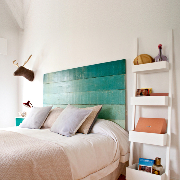 idée originale pour une tete de lit peinture ombré aux nuances de vert pour apporter une touche de fraîcheur dans la chambre ado monochrome