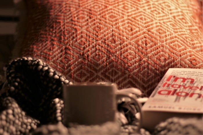 un livre, une tasse, des textiles chauds et moelleux, décorer en stye nordique