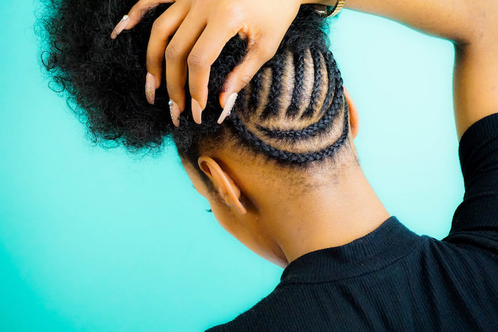 coupe avec tresse africaine femme sur l'arriere cheveux crepus