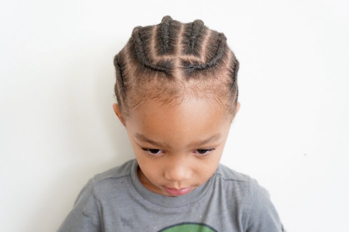 faire tresses africaines plaquées cheveux enfant métisse