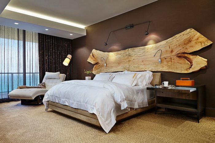 tête de lit en bois, tapis en matière naturelle, mir marron, lampes encastrées au plafond, grande fenêtre