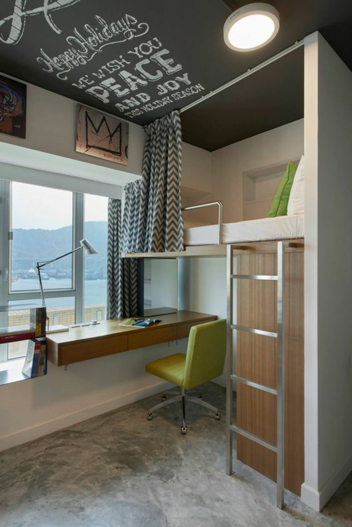 plafond en gris anthracite avec inscription motivante en blanc, chambre de 9m2, fauteuil en couleur réséda, sol aux effets marbrés en blanc et bleu, lit superposé au-dessus de l'espace bureau 
