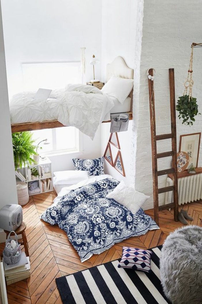 chambre de 9m2, déco chambre étudiant en style boho chic, couverture du lit avec des motifs de faïence en bleu et blanc, échelle en bois marron, tapis aux rayures blanc et bleu marine verticales
