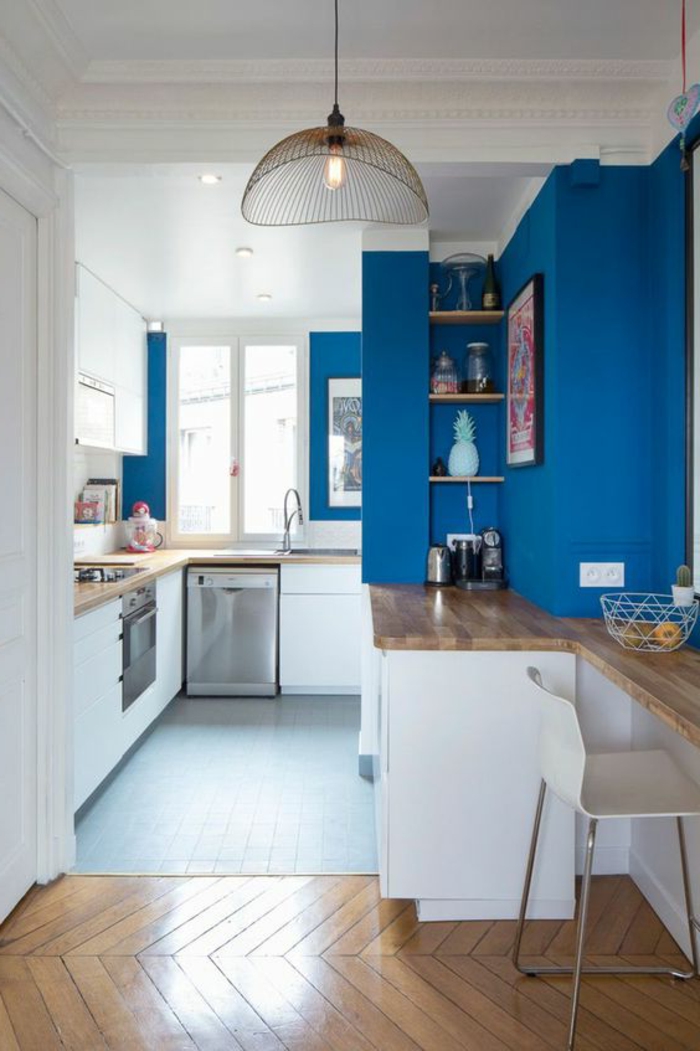 murs en bleu royal, voici comment renover sa cuisine, repeindre une cuisine, sol moitié parquet classique clair, moitié en dalles en bleu pastel