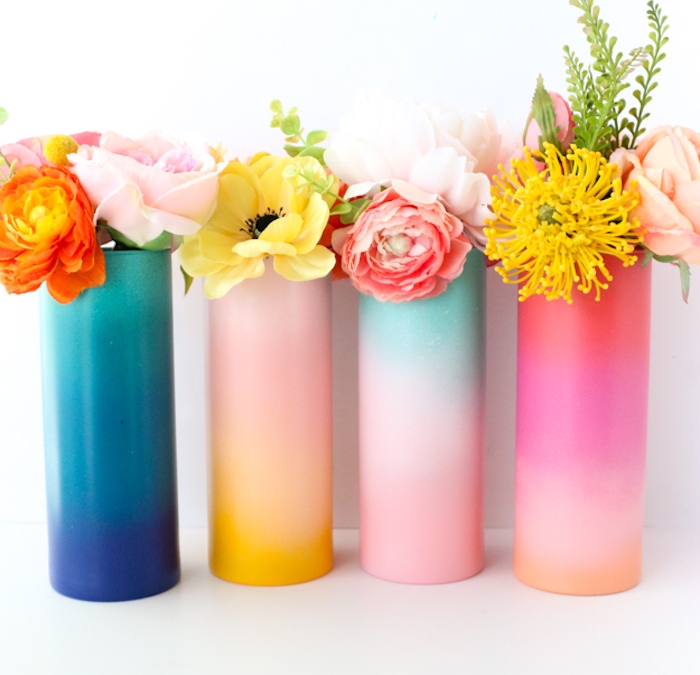 vase ombré coloré à effet arc en ciel décoré de peinture de couleurs diverses avec des fleurs à l intérieur, activité créative et deco pour un centre de table