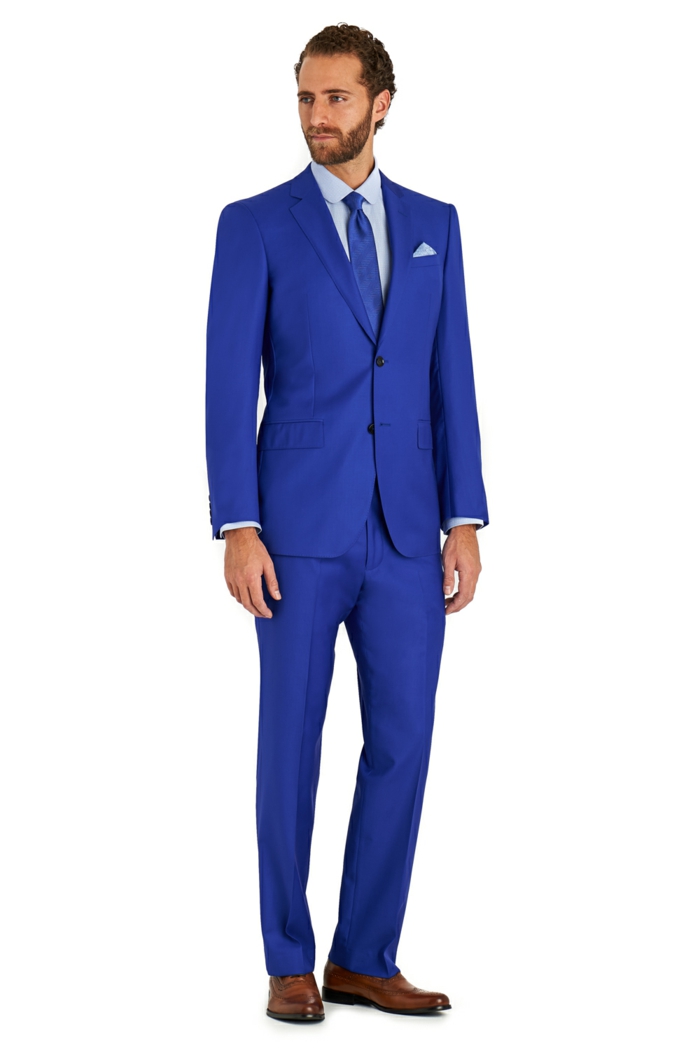 costard mariage, costume bleu roi pour un look d'affaires, cravate bleu roi avec des pois blancs discrets, chemise bleu clair, chaussures en marron clair
