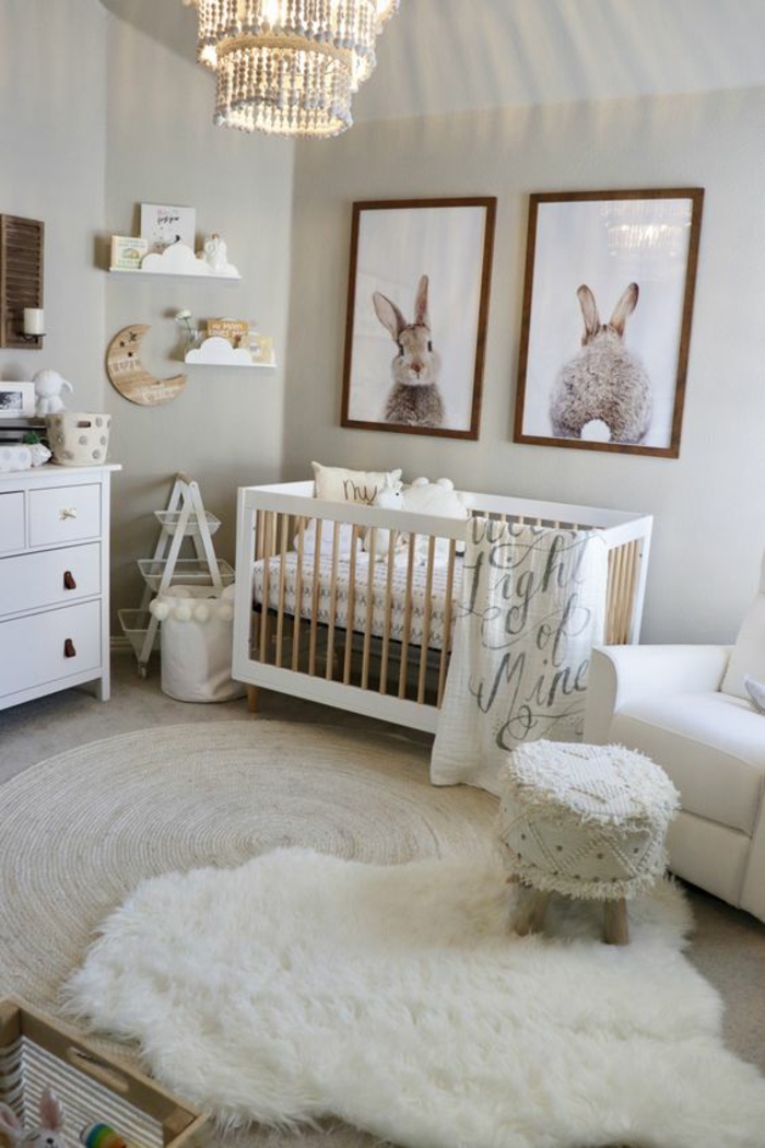 chambre gris et blanc, lettre decoratrice, tableau chambre bébé, lustre chambre, murs blancs, meuble rangement blanc, tapis rond en couleur crème