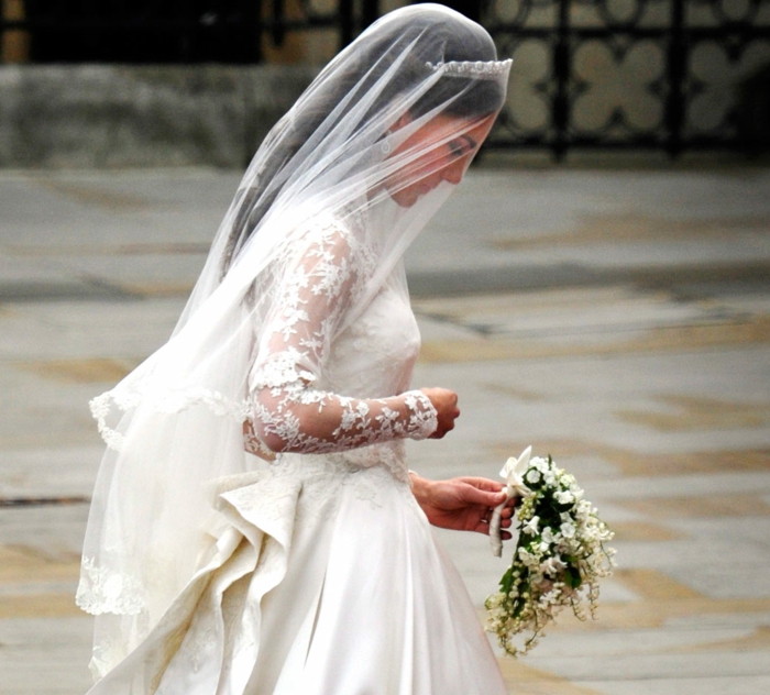 la robe de mariée bohème de Kate Middleton, voile en tulle, manches en dentelle