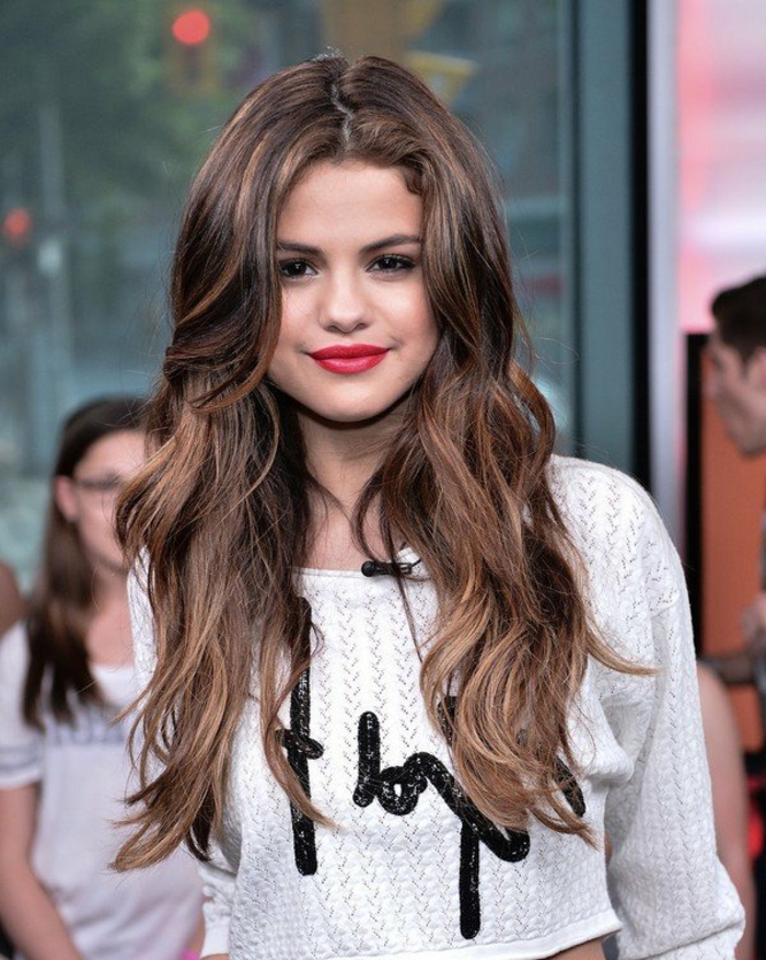 tie and dye chatain, Selena Gomez, rouge à lèvre couleur vive, shirt blanc
