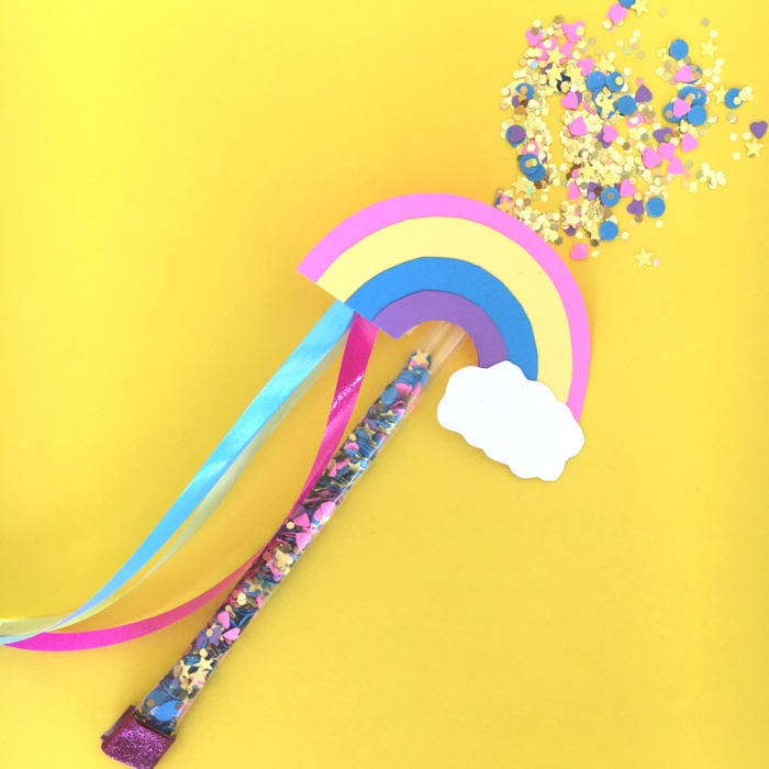 idée pour un cadeau d'invités sur le thème de licorne, une baguette magique arc-en-ciel remplie de confettis multicolore
