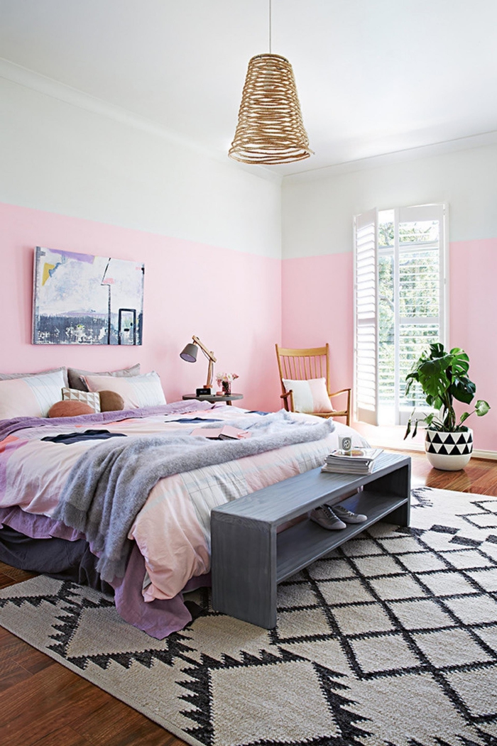 chambre adulte deco bohème chic en tons pastels sublimé par des motifs graphiques et un simple banc transformé en bout de lit