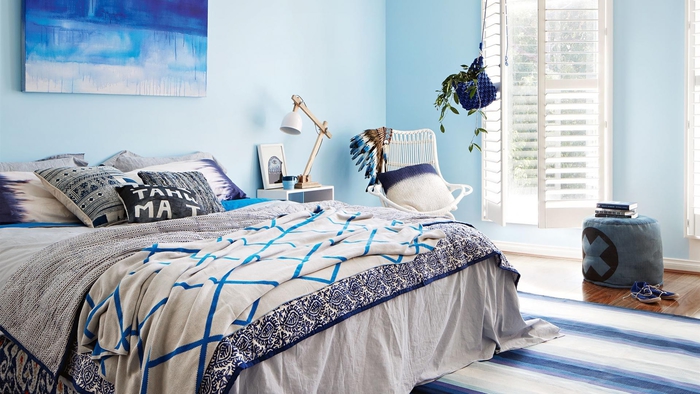 décoration chambre à coucher aux nuances de bleu pour une ambiance marine apaisante aux accents bohème chic