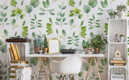 aménagement bureau a domicile rangement meuble en palette bois blanc papier peint jungle tropicale chaise blanche plancher bois clair
