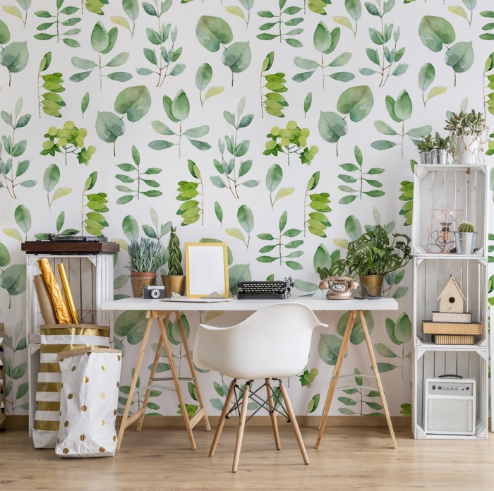 déco de bureau avec meubles de bois et revêtement mural en papier peint jungle tropicale de couleurs blanc et vert