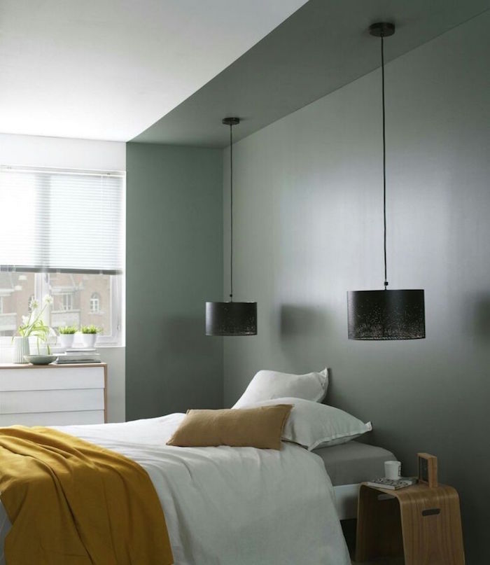 exemple d idée peinture chambre adulte, lampe suspendue pour chambre à coucher, peindre les murs en vers kaki