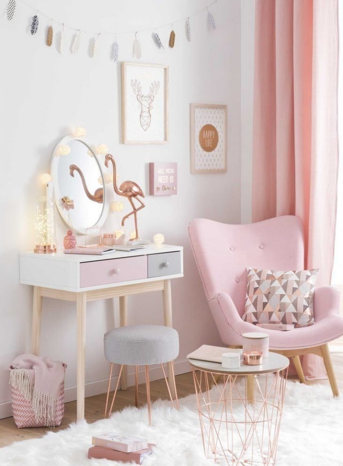 accessoires pour décorer une chambre fille aux murs blancs, modèle de fauteuil papillon rose pastel et table ronde en blanc et rose gold