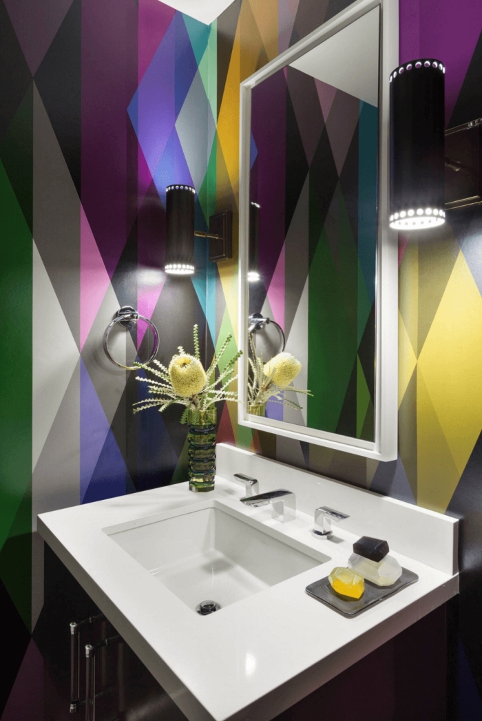 déco de salle de bain moderne avec évier et miroir blanc, revêtement mural avec papier peint multicolore résistant à eau