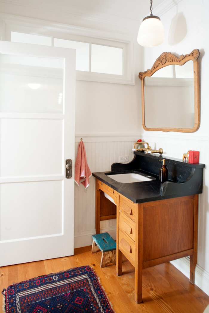 idée pour un meuble récup dans la salle de bain à l'ancienne avec un bureau vintage devenu meuble sous lavabo