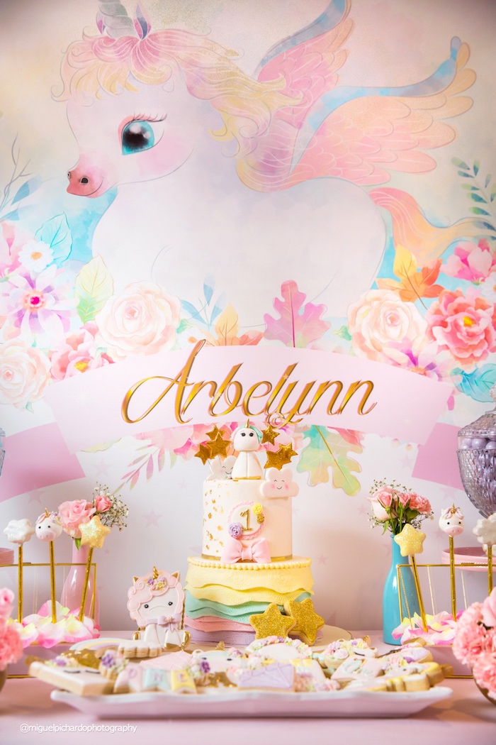 jolie déco licorne en couleurs pastel pour le premier anniversaire de votre fille, idée pour la décoration magique et féerique d un buffet d anniversaire 