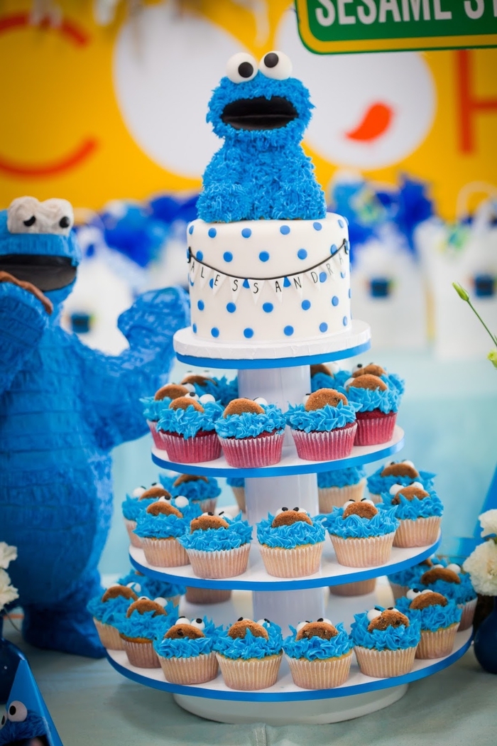 idée pour un buffet d'anniversaire avec un gateau d'anniversaire personnalisé cookie monster et des cupcakes au glaçage bleu