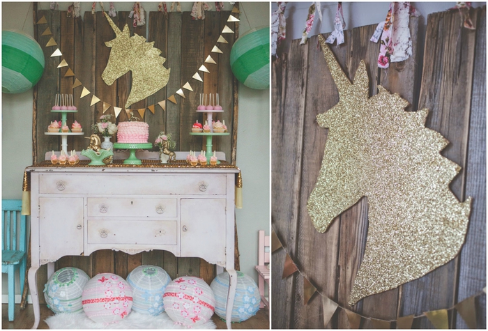 anniversaire-thème-licorne-shabby-chic-buffet-sucré-déco-pastel-et-dorée-décoration-murale-licorne-dorée-guirlande-fanions-dorés anniversaire theme licorne dans un esprit shabby chic avec une décoration murale dorée et un buffet sucré arrangé sur une table ancienne