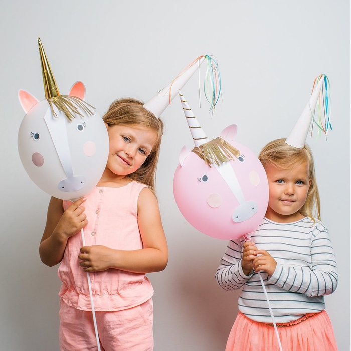 anniversaire-theme-licorne-comment-faire-des-ballons-personnalisés-tête-de-licorne idées déco féerique pour un anniversaire theme licorne avec des ballons personnalisés façon tête de licorne
