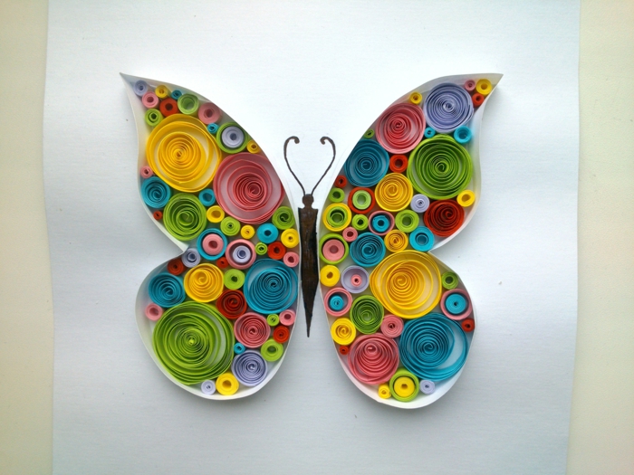 papillon en filigranes colorées, facile à créer tout seuls, apprendre à faire du quilling