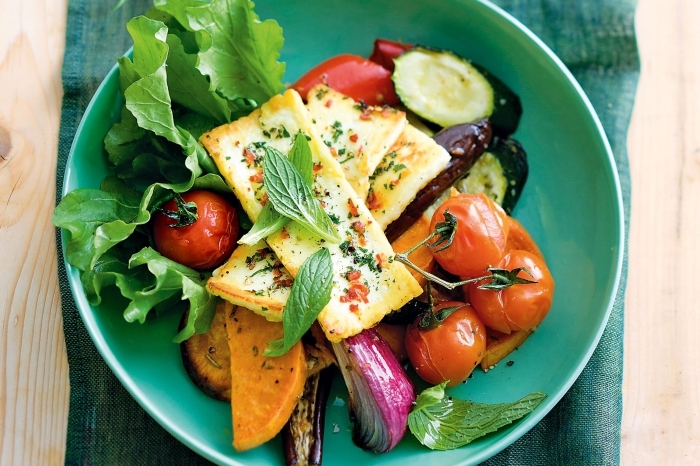 recette rapide pour le soir, salade au fromage avec légumes grillés aubergine poivron tomate cerise et salade verte