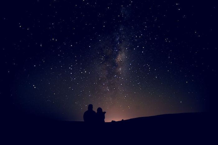 D'où viennent les noms des étoiles photo deux amoureux qui regardent les étoiles