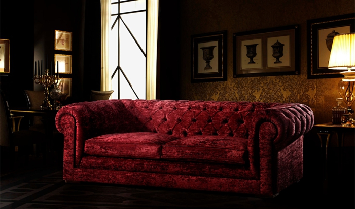 sofa rouge capitonné, papiers peints ocre, lampe de table abat-jour, porte style japonais