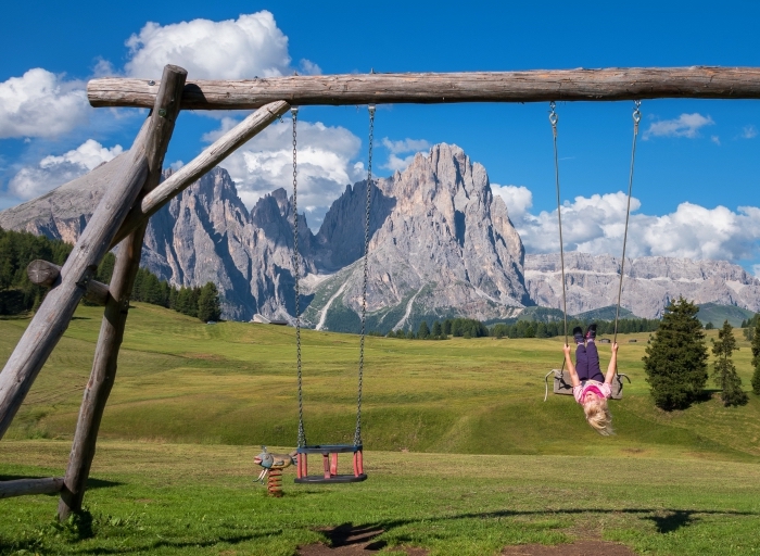 paysage naturel pour un fond d écran jolie vue, photo de champs et rochers avec un balançoire de bois pour les enfants