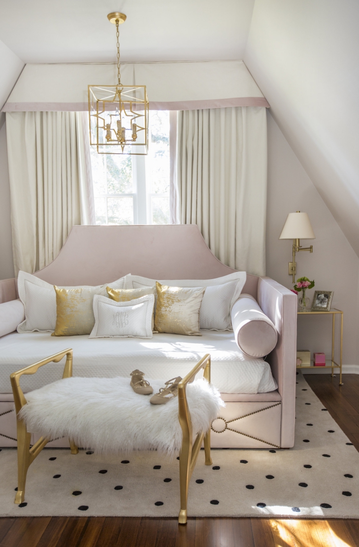 déco de chambre romantique aux murs blancs avec cantonnière beige et rose, modèle de lit à tête rose pastel