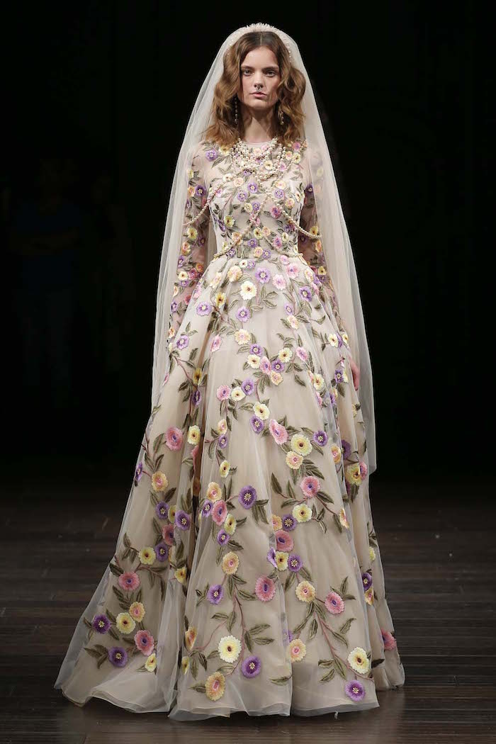 modele de robe de mariée originale boheme chic fleurie avec voile