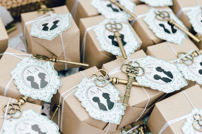 idée comment faire un emballage original des cadeaux, surprise invités au mariage avec clé décoratif et papier recyclé