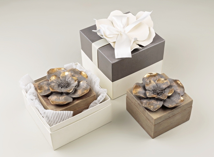 cadeau invité avec emballage stylé dans une boîte de carton blanche et ruban blanche, souvenir boîte à bijoux en forme fleur
