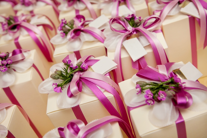 idée comment faire un emballage original des cadeaux pour les invités au mariage avec rubans rose et petites fleurs