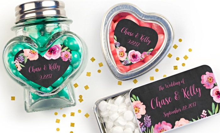exemples de boîtes en formes différentes remplies de bonbons colorés pour un cadeau mariage pour les invités