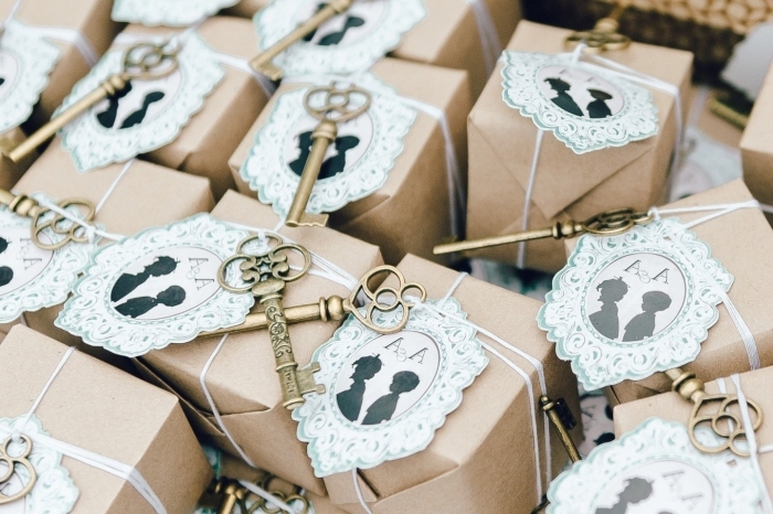 idée comment faire un emballage original des cadeaux, surprise invités au mariage avec clé décoratif et papier recyclé