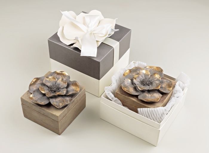 cadeau invité avec emballage stylé dans une boîte de carton blanche et ruban blanche, souvenir boîte à bijoux en forme fleur
